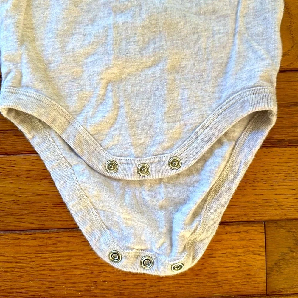 👶🏻 “Well Behaved Babies Rarely Make History” onesie 3 mos girls jumping beans